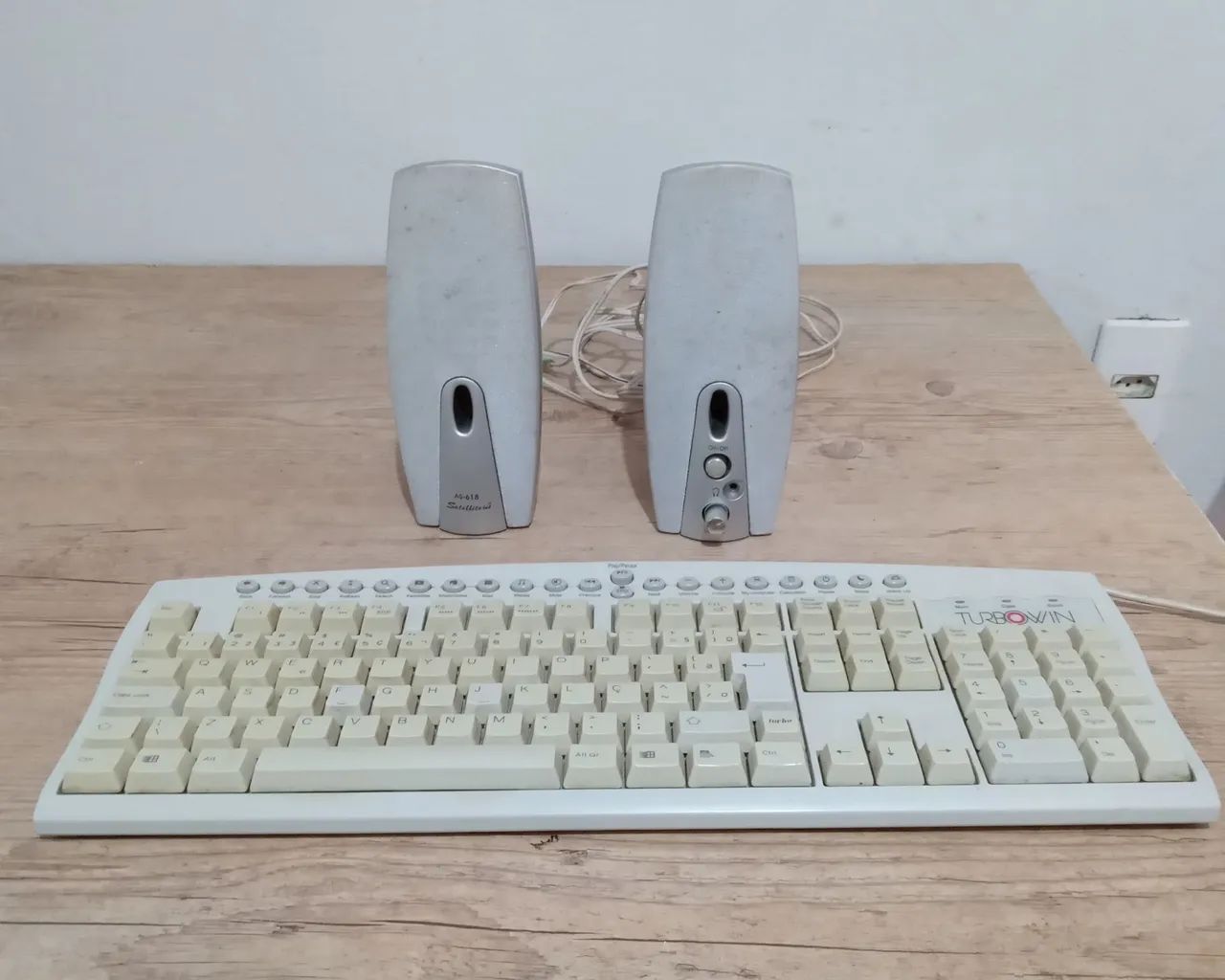 Teclado+Caixas de som Antigo  