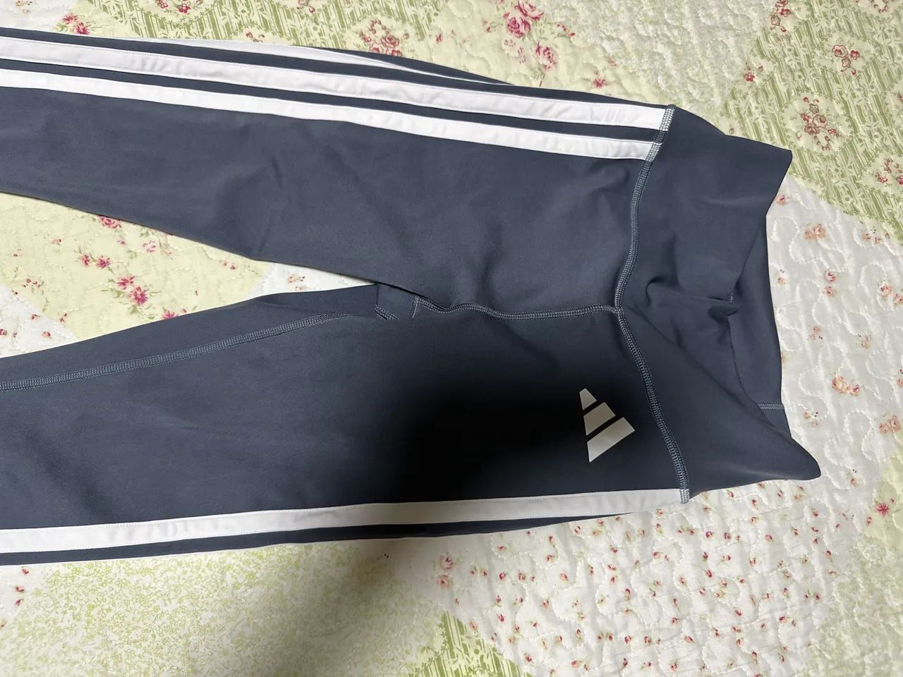 Calça Adidas nova original.