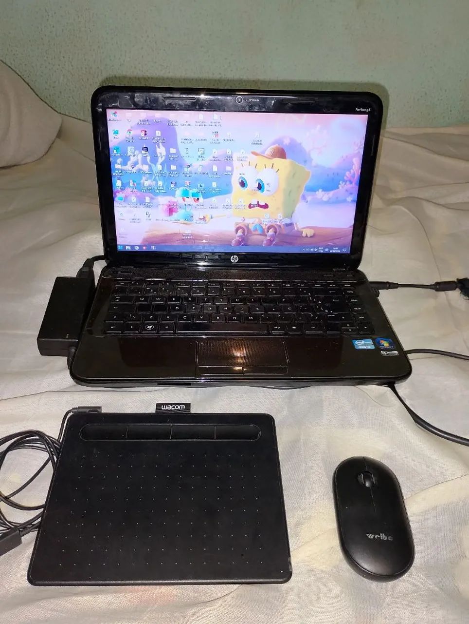 Notebook Windows 7 com mouse sem fio.
