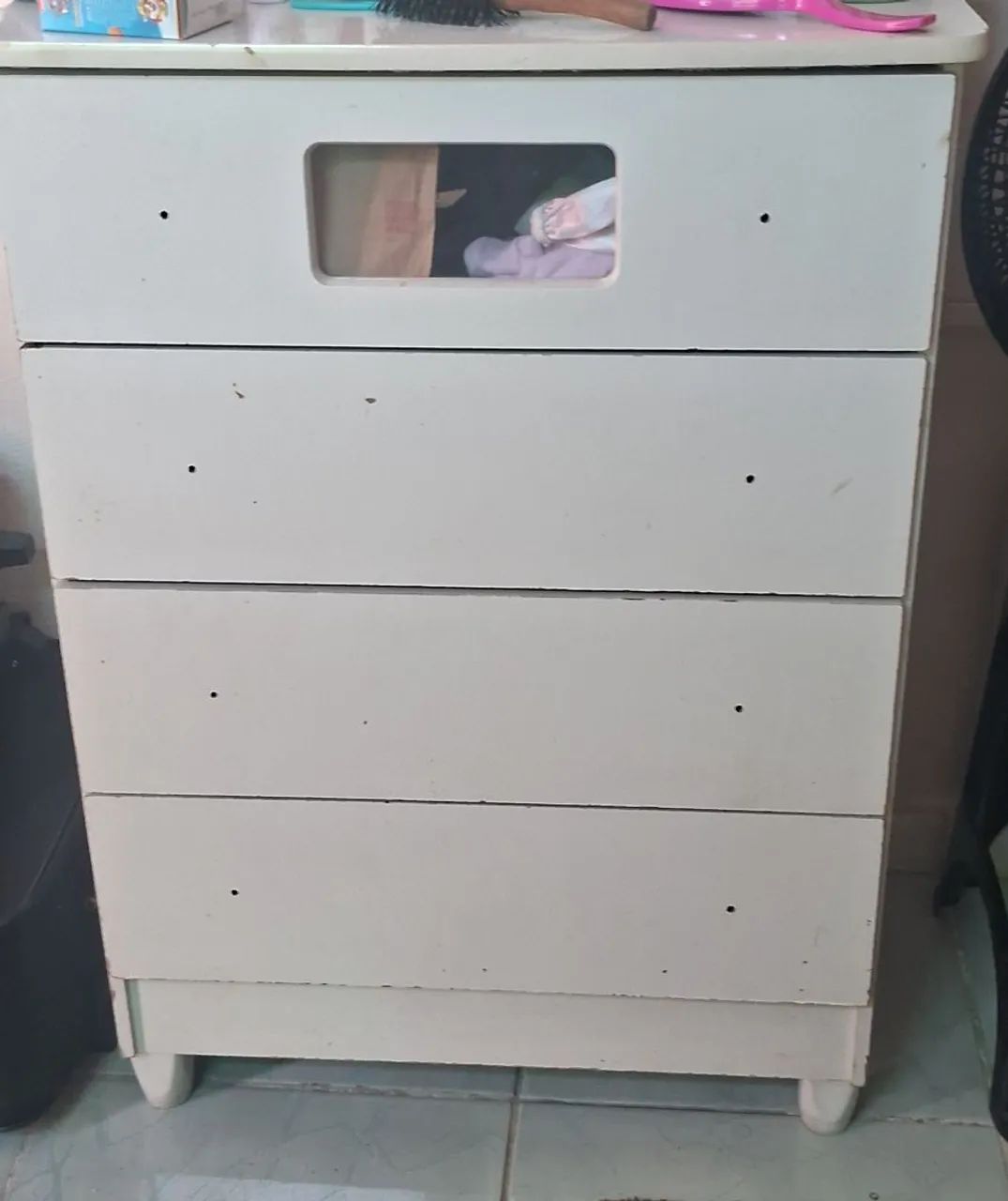 Vendo uma cômoda com avarias 