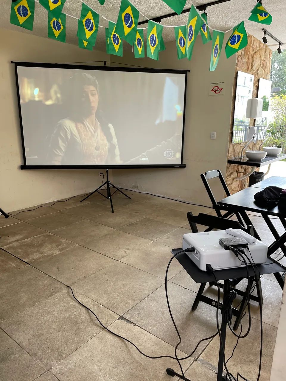 Aluguel de projetor e telão 