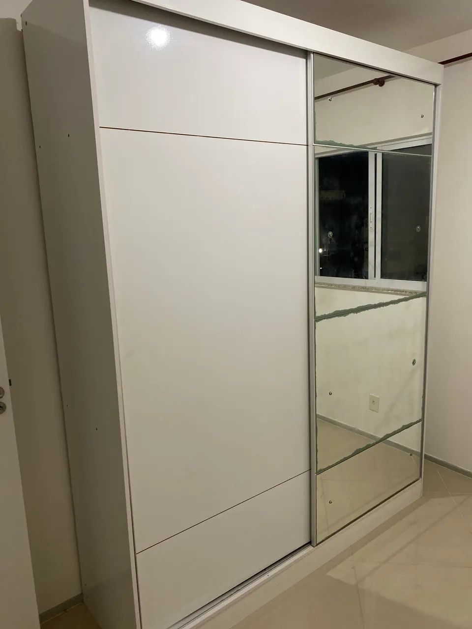 Vendo guarda roupas casal 2 portas de correr, três gavetas e espelhos