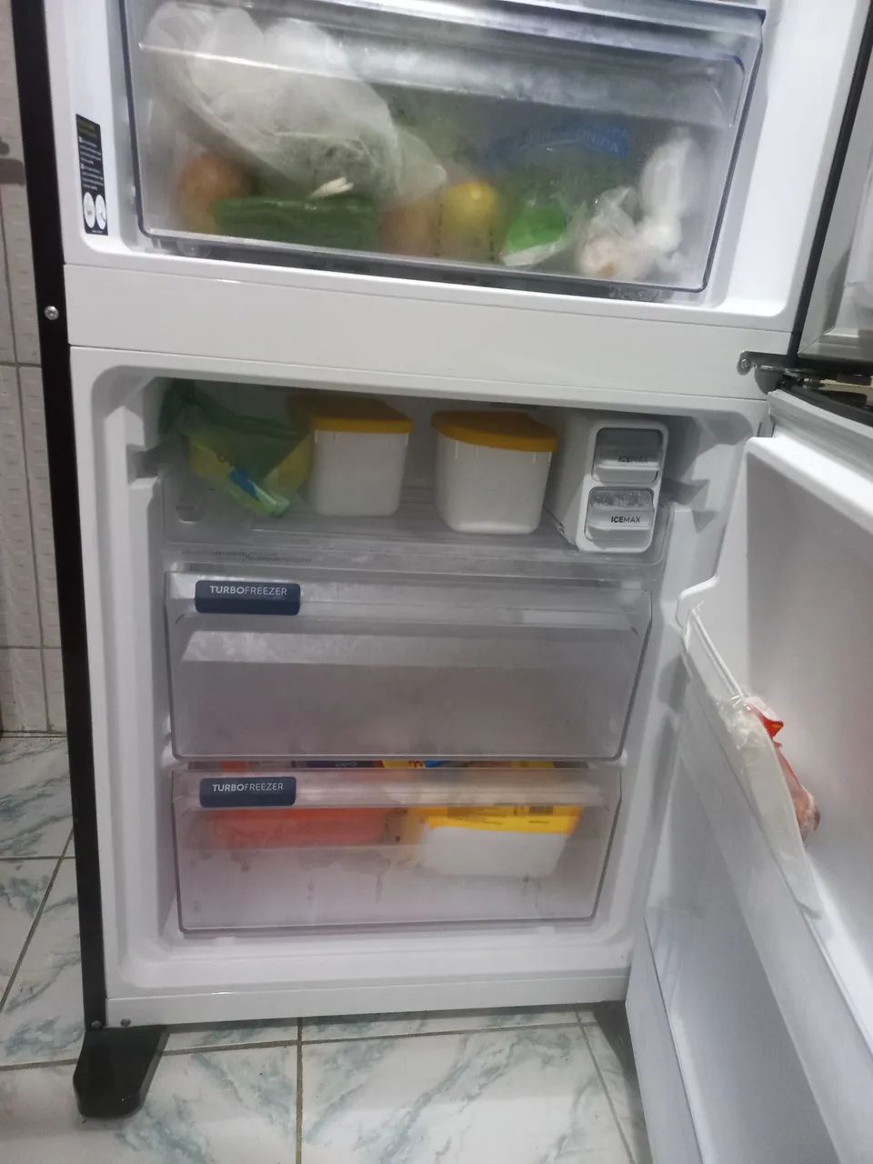 GELADEIRA ELECTROLUX INOX PRETA - Geladeiras e Freezers - Itapuã