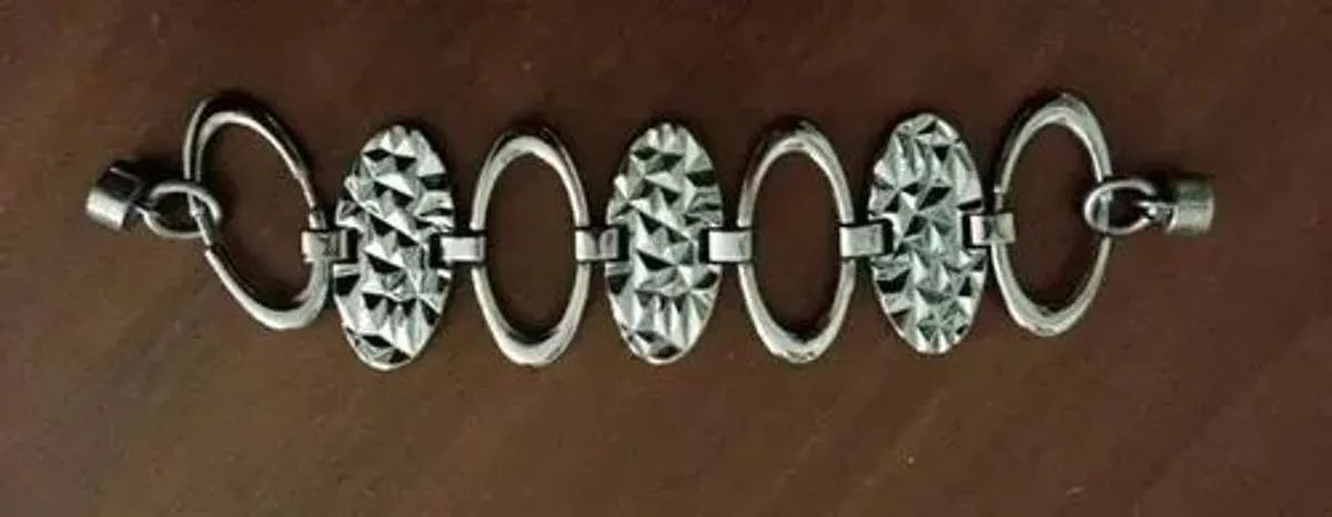 Pulseira em metal com banho de ródio negro - fecha com imã - Foto 2
