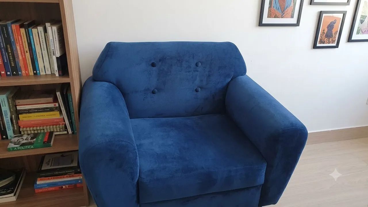 Poltrona azul com pés de madeira - Foto 2