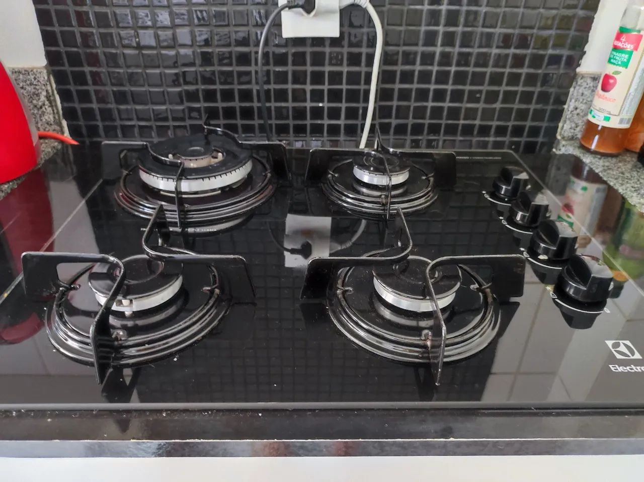Cooktop 4 bocas, sendo uma grande com tripla chama. Marca Eletrolux  220v 