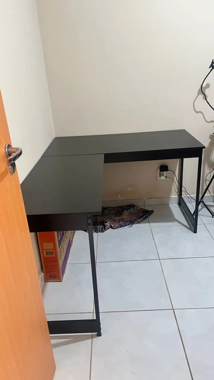 Escrivaninha em L preta 