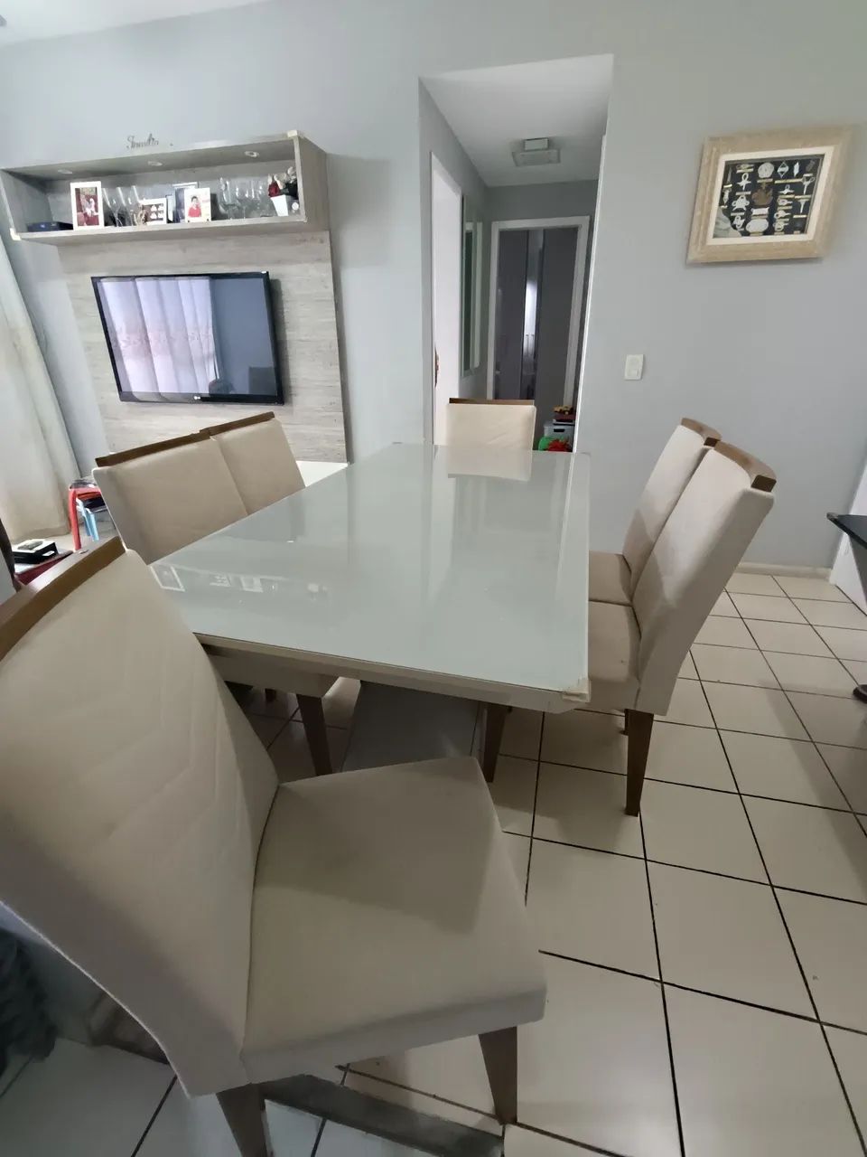 Mesa com 6 cadeiras com design moderno cor creme. - Foto 2