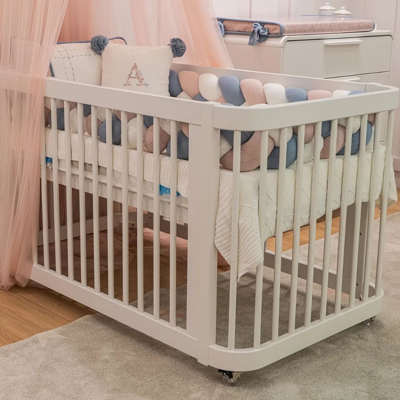 Berço Marca Quater  americano 3 em 1 + colchões