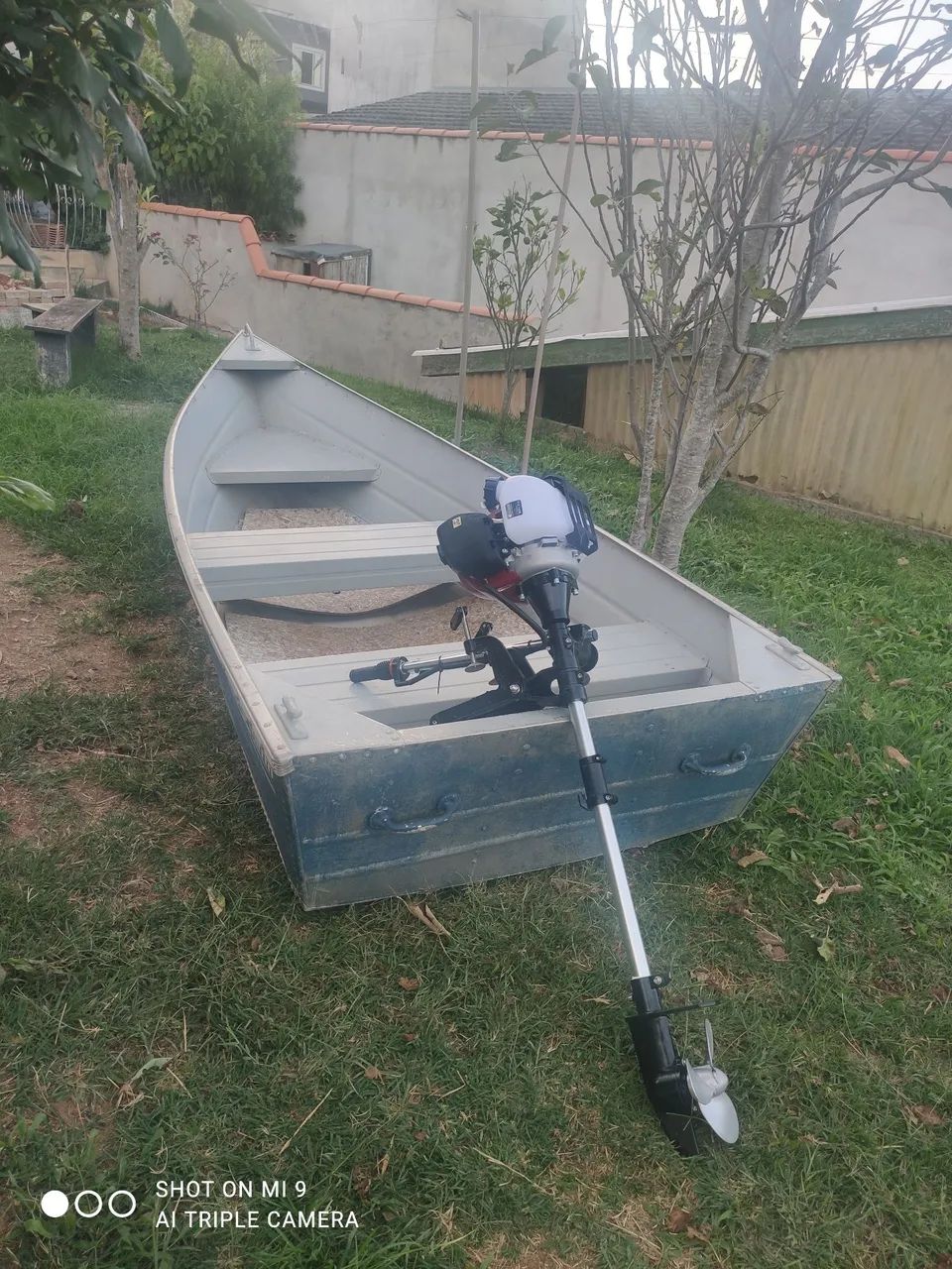 Barco de alumínio em com motor e remos novos - Foto 3