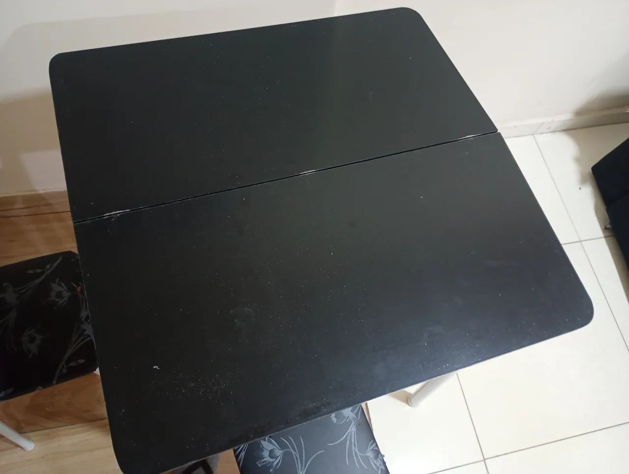 Vendo mesa com 4 cadeiras. - Foto 3