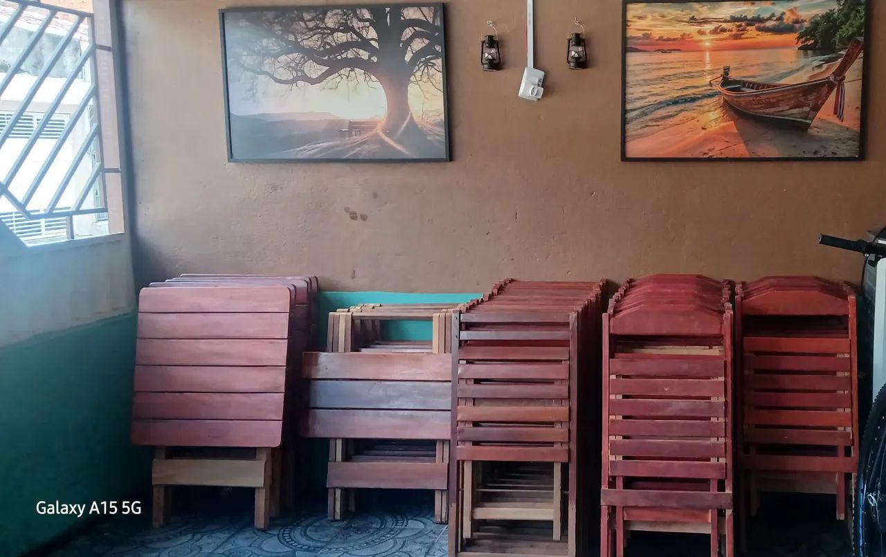Mesas e cadeiras 