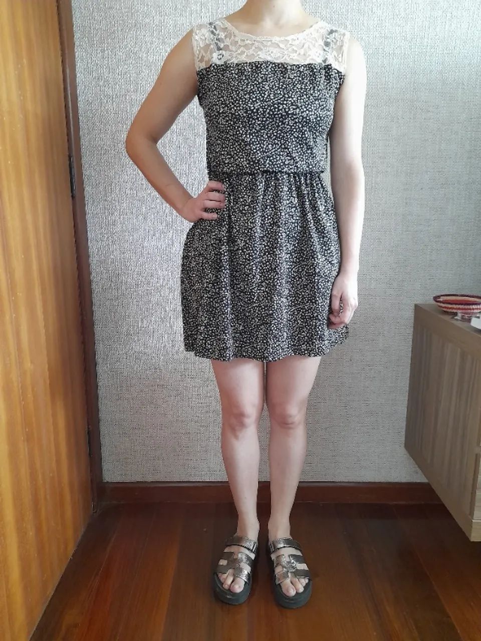 Vestido preto estampado detalhe em renda - Foto 2