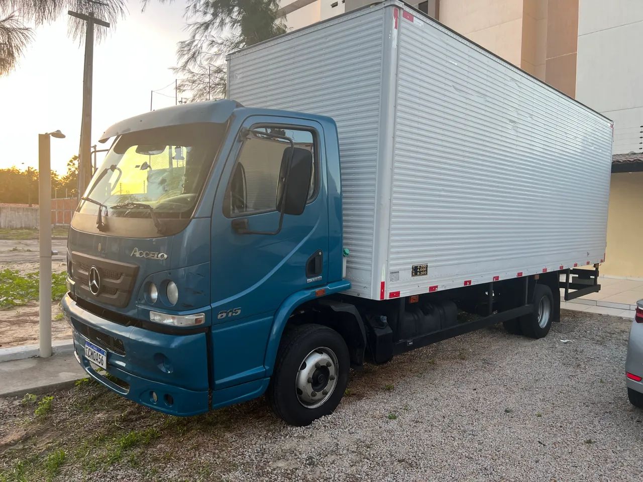 Accelo 815 2013 Baú de 6,40m