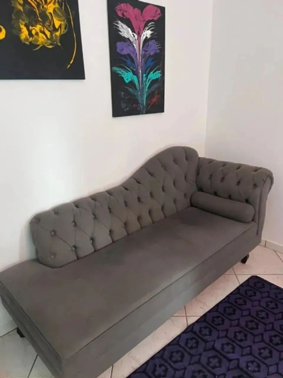 Divã Cinza em Suede com Encosto Capitonê e Almofada Rolo - Foto 5