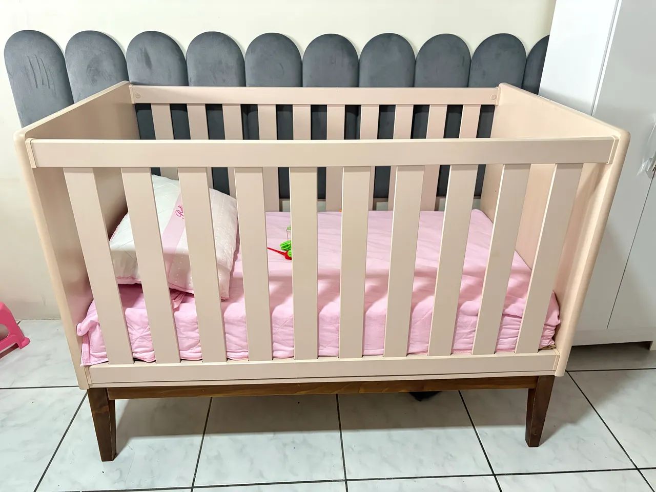 Berço Americano Rosê com pés de madeira com colchão 