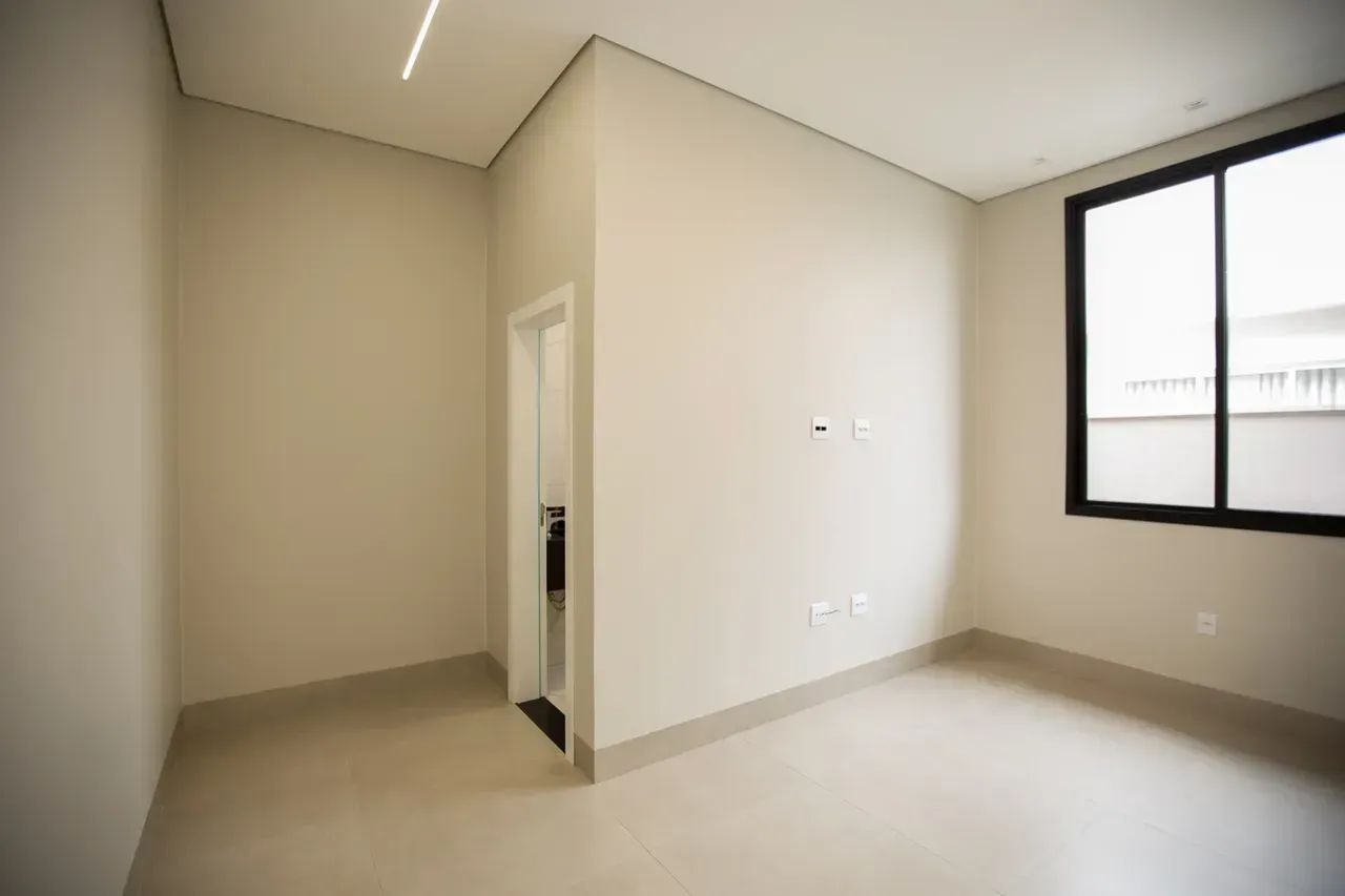Alphaville Uberlândia 2 - Casa Terrea com 233 metros 4 quartos e  pisscina - Foto 4