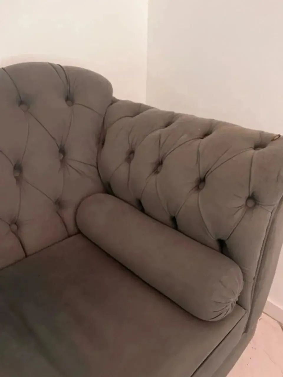 Divã Cinza em Suede com Encosto Capitonê e Almofada Rolo - Foto 2