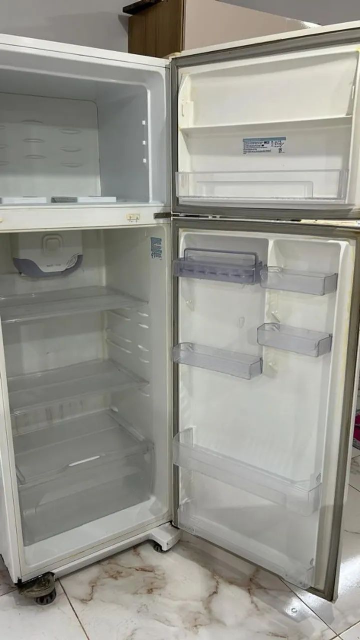 Vendo geladeira Electrolux DC49A funcionando perfeitamente  - Foto 3