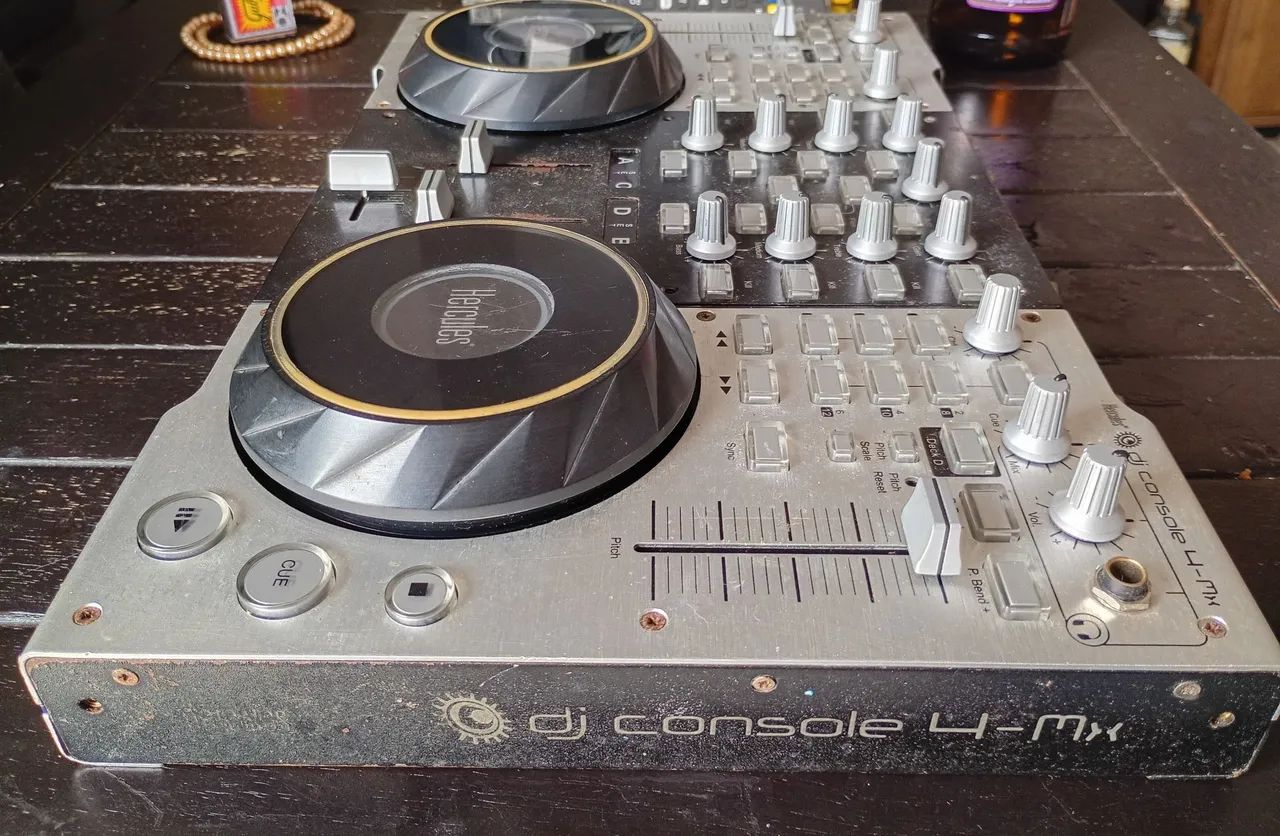 Controladora Hercules DJ Console 4 MX Com Defeito Pára Retirar Peças - Foto 4