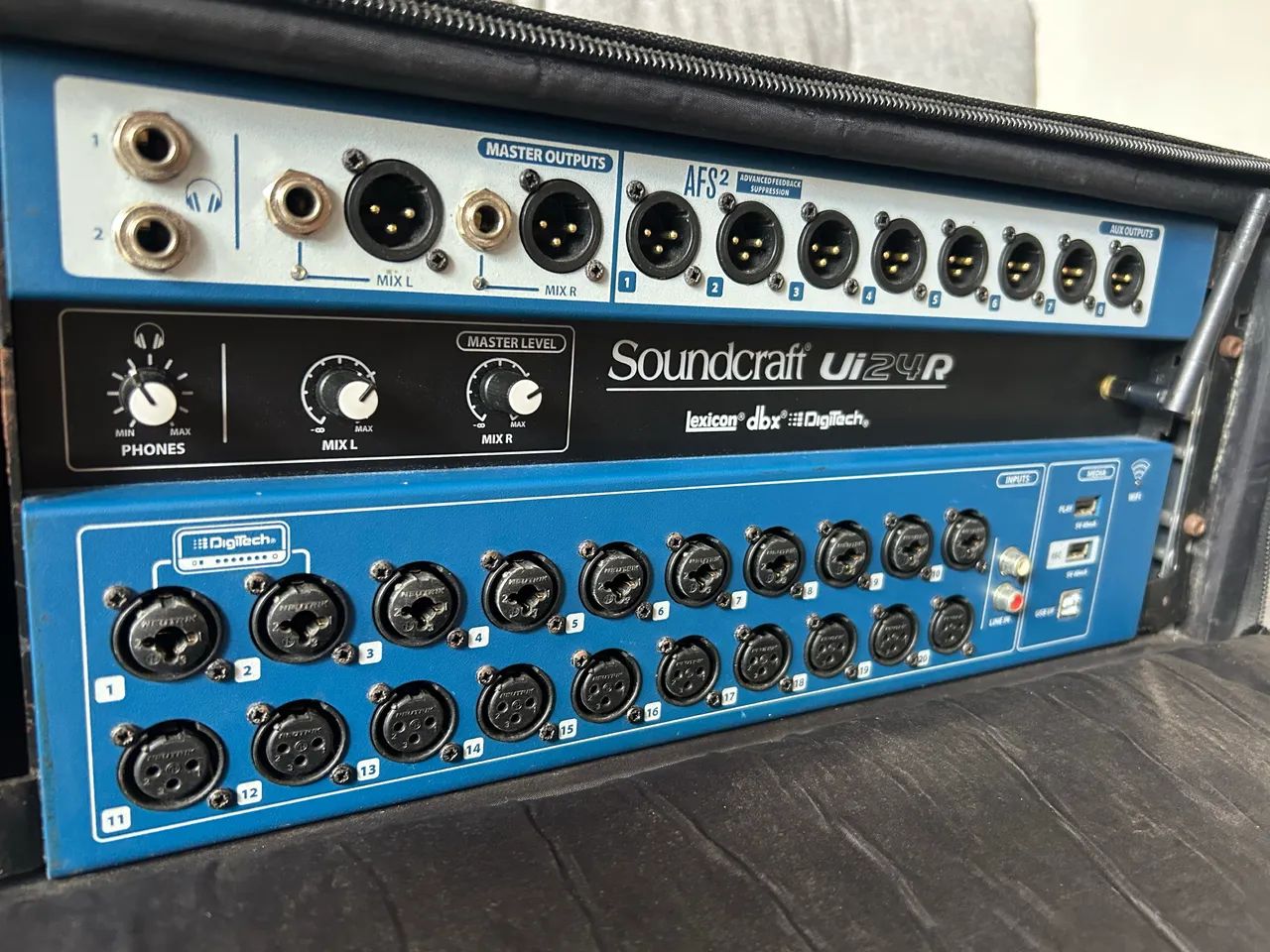 Mesa de som soundcraft UI24 muito nova