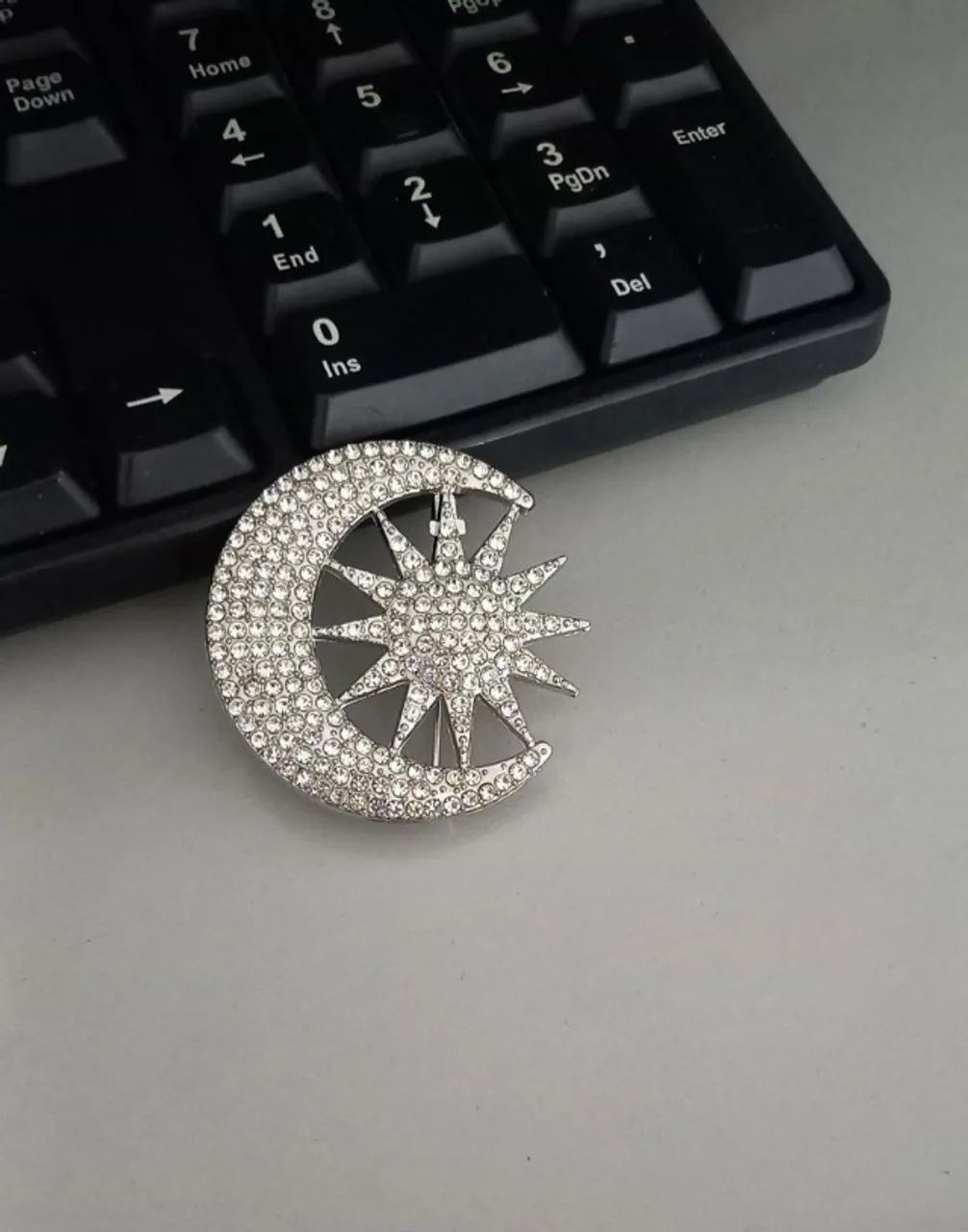 Broche de Lua e Sol Cor Prata com Strass (novo) - Foto 4