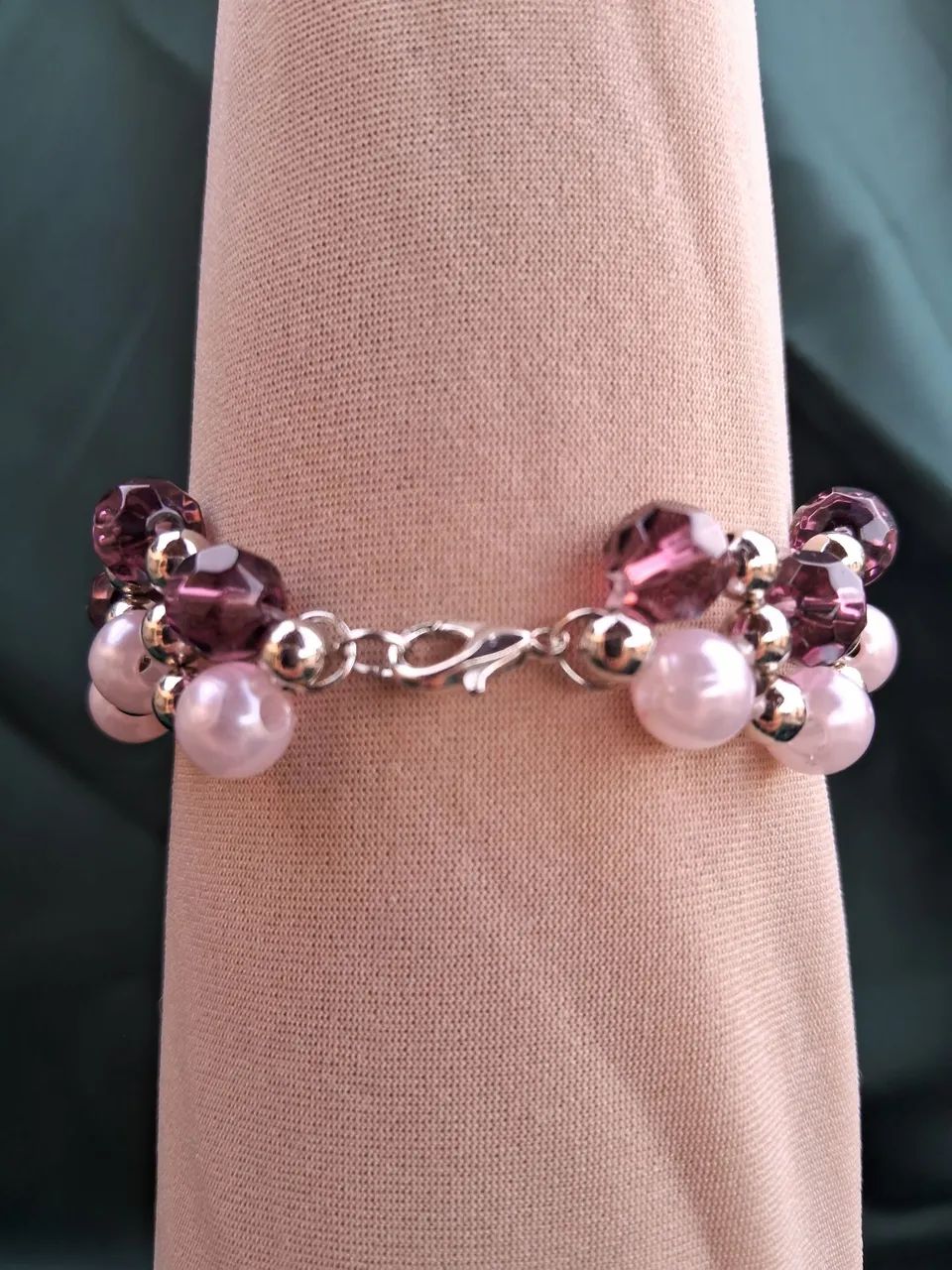 Pulseira de pérolas rose e cristais roxos - Foto 2
