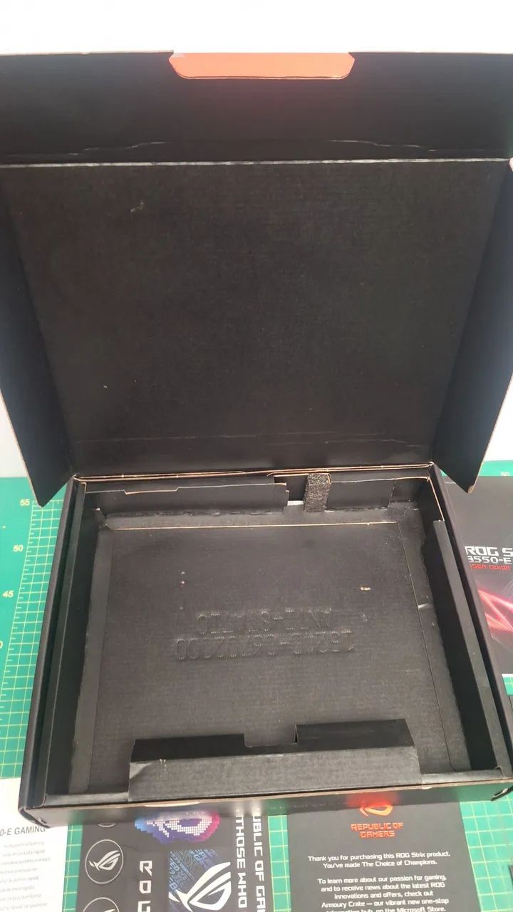 Caixa da placa mãe rog strix B550-E gaming am4  - Foto 4