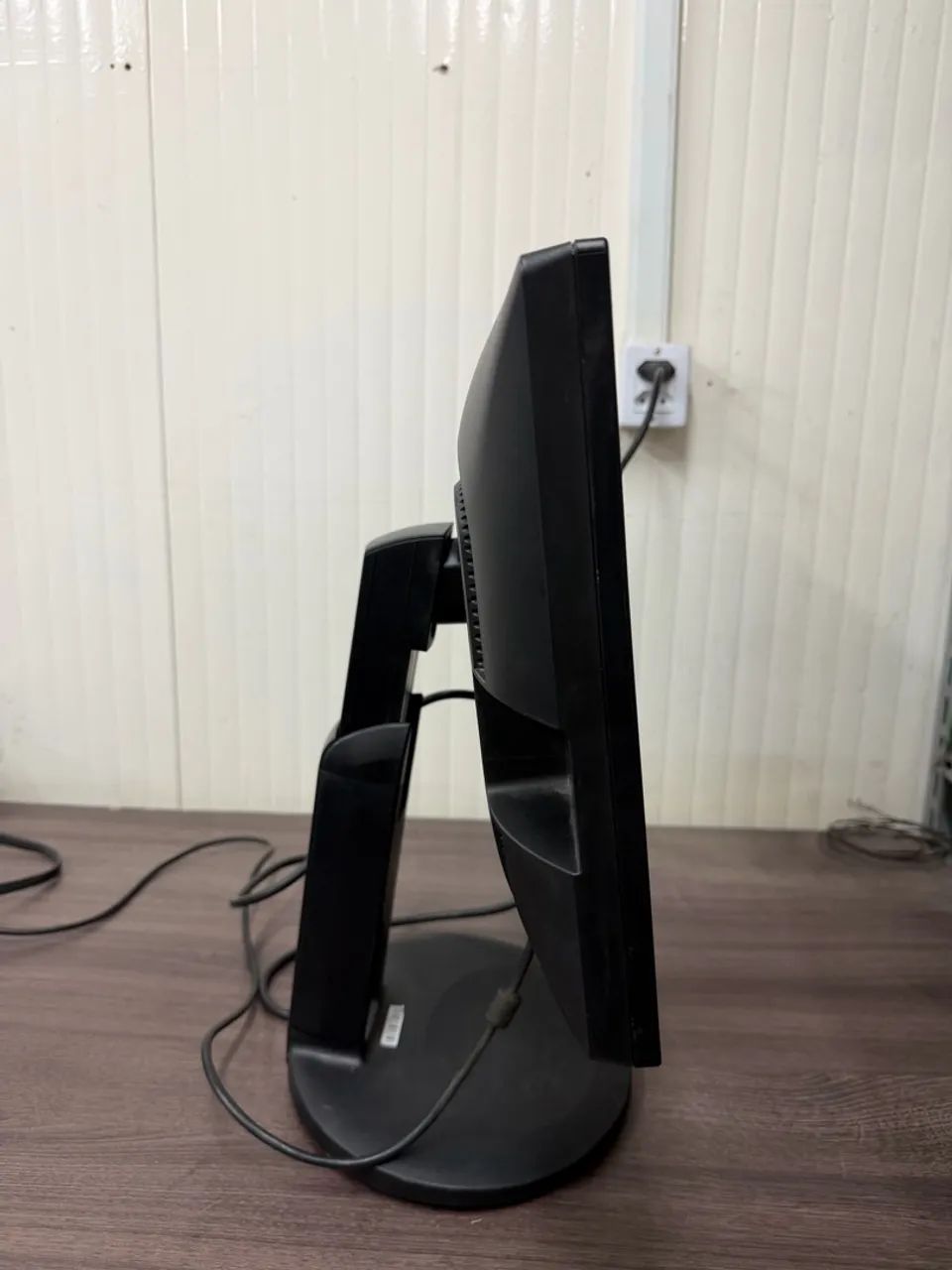 Monitor Itautec InfoWay 20? E2011PX com base ajustável e pivot - Foto 4
