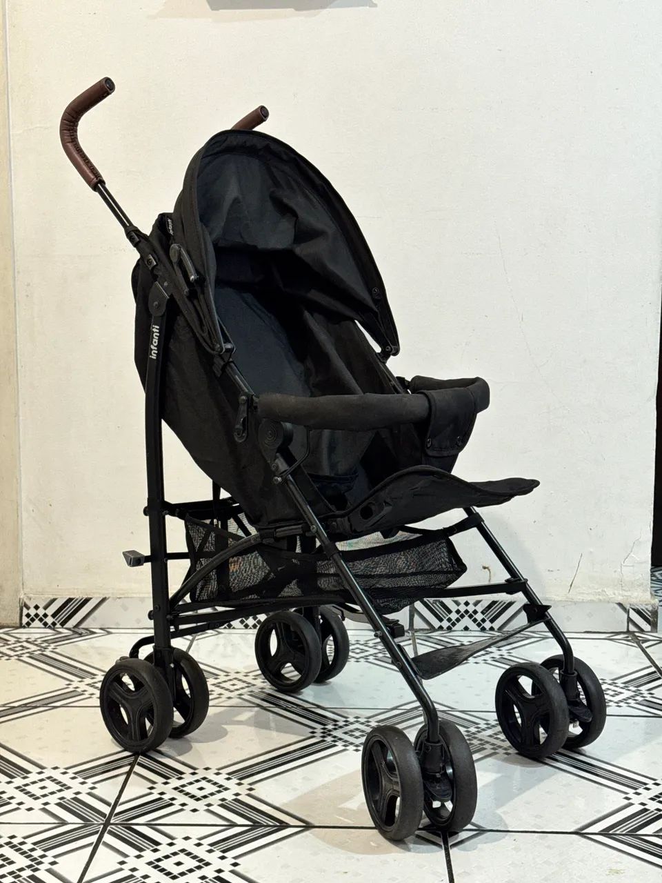 Carrinho de Bebê Infanti Rock Preto - Leve, Compacto e em Bom Estado