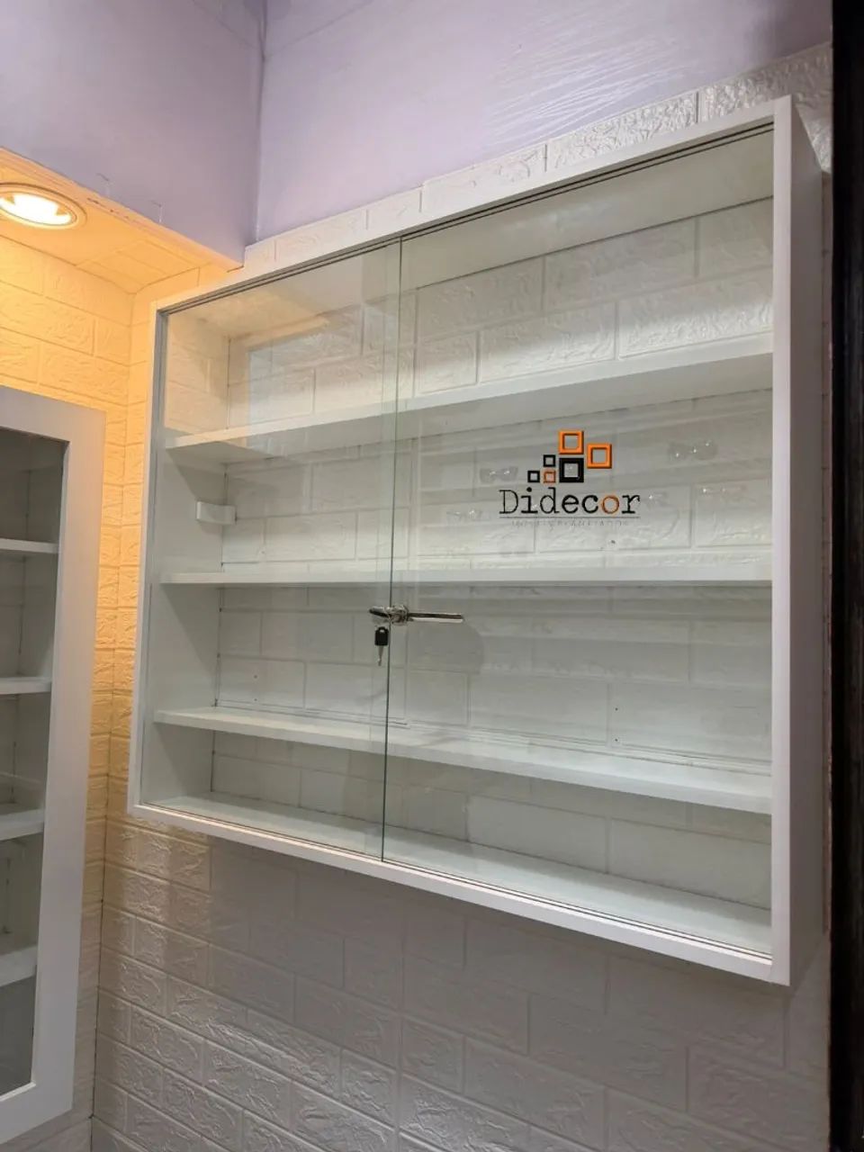 Expositor com porta de correr de vidro 