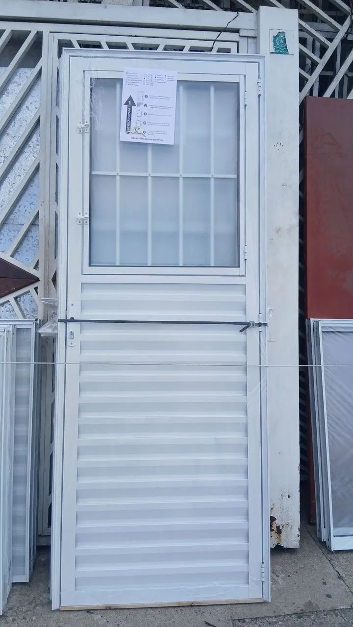 Porta de alumínio com Postigo 0.80x2.10 Branca linha modular