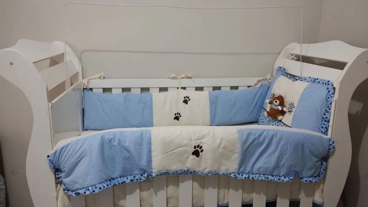 berço de madeira branco com um kit de berço  - Foto 3