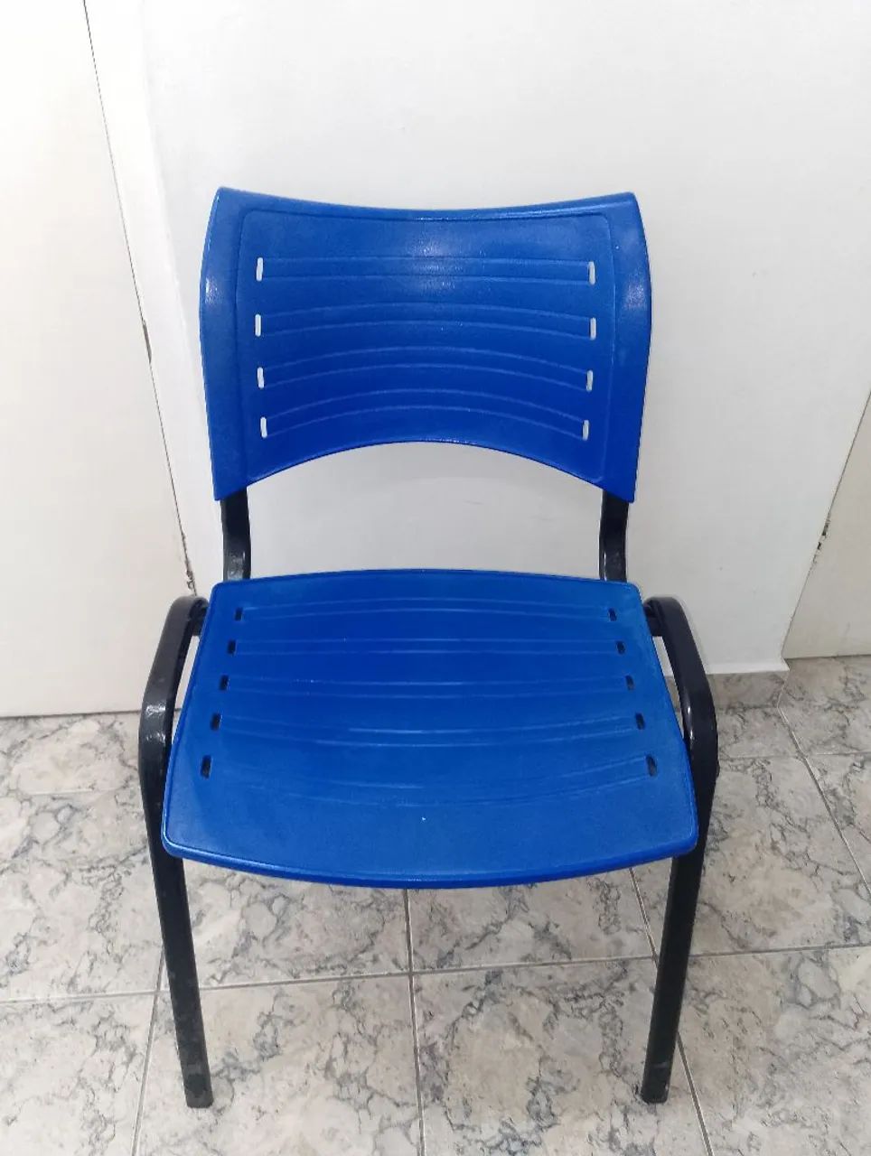 Cadeira Plástica Azul com Estrutura de Ferro - Foto 2