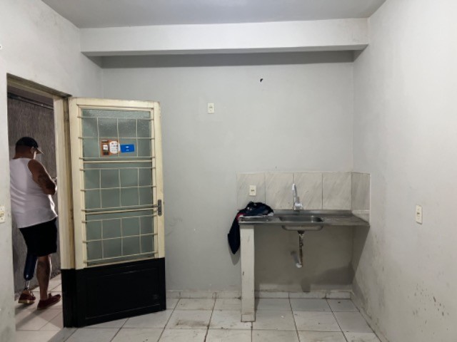 Prédio top reformado com 9 kitnets comercios e parada de ônibus na porta  - Foto 5