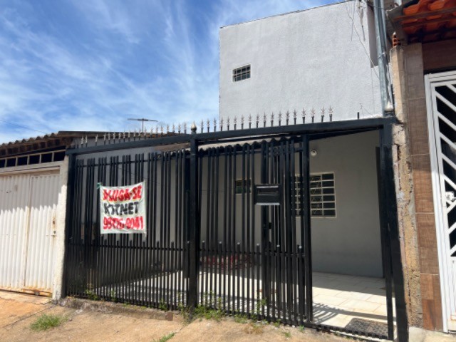 Prédio top reformado com 9 kitnets comercios e parada de ônibus na porta 