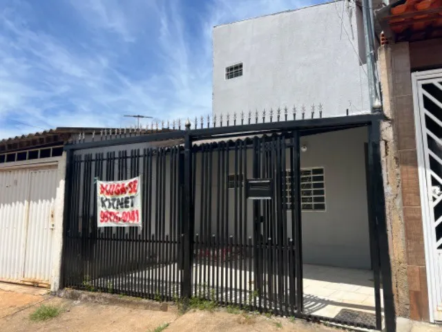 Prédio top reformado com 9 kitnets comercios e parada de ônibus na porta