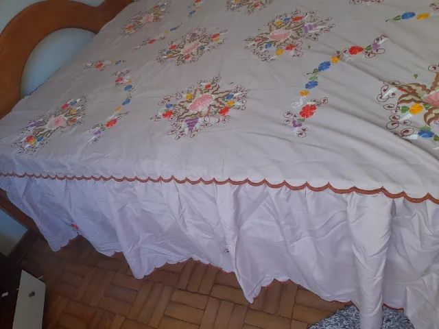 colcha de cama casal bordada a mão antiga. - Foto 4