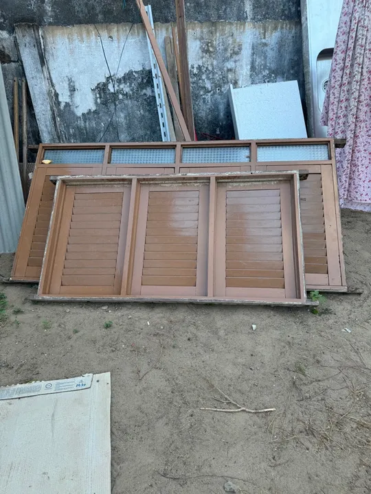 2 janelas de madeira a venda com preço ótimo em perfeito estado