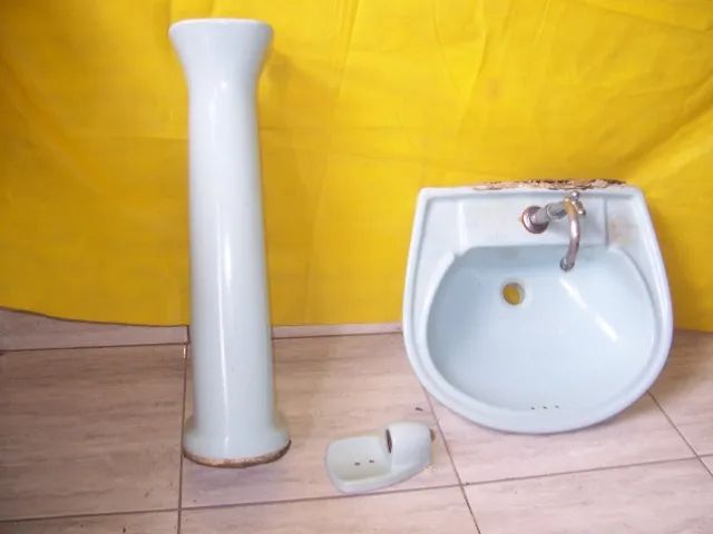 Lavatório para banheiro com torneira