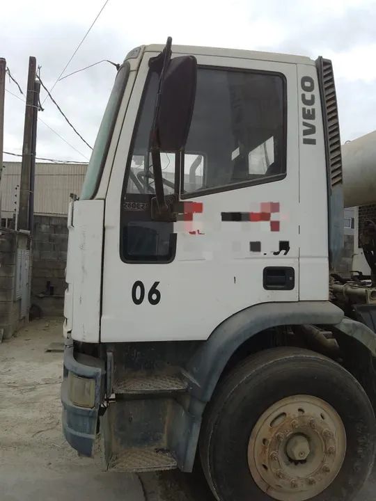Caminhão traçado 6x4 Iveco 260e25 ano 2011 - Foto 4