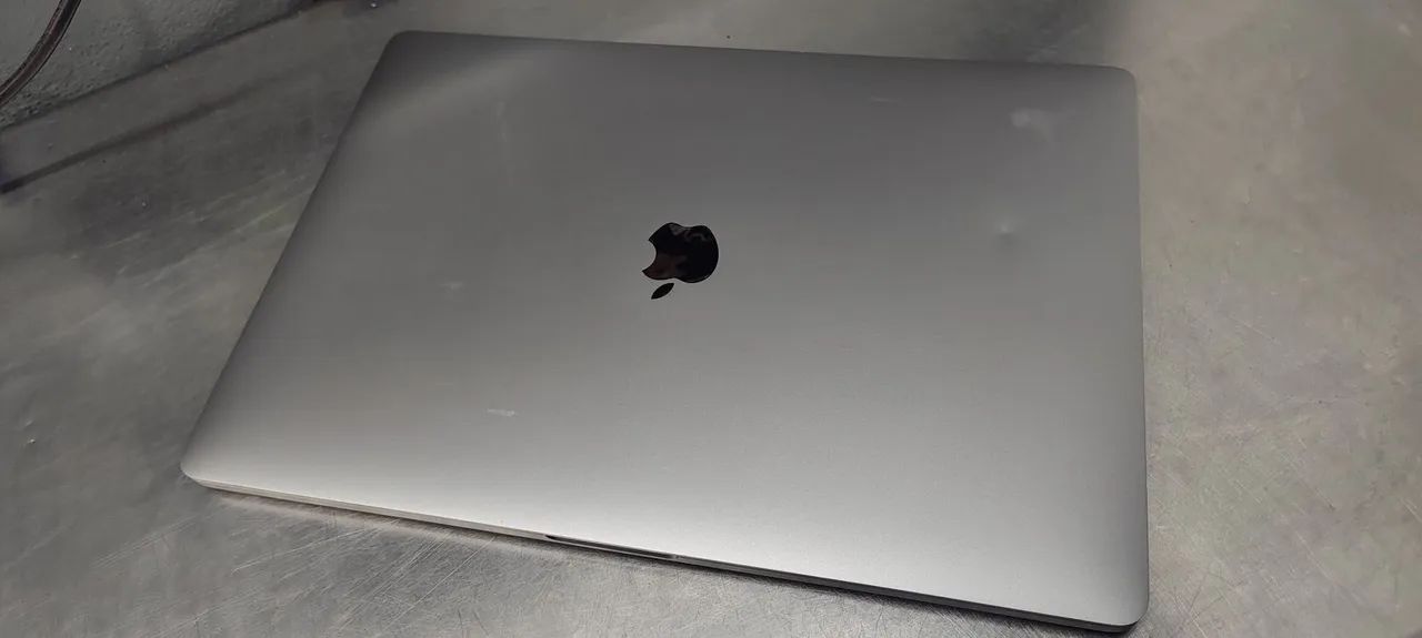 MacBook Pro i9 2019 Touchbar Completo pequeno detalhe estético  - Foto 5