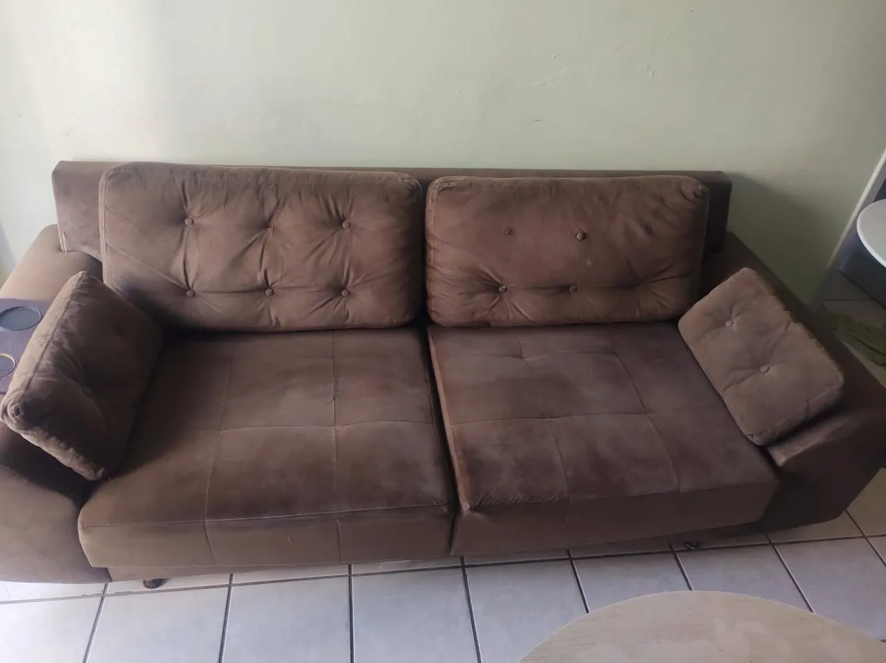 Sofá de 3 lugares com design moderno