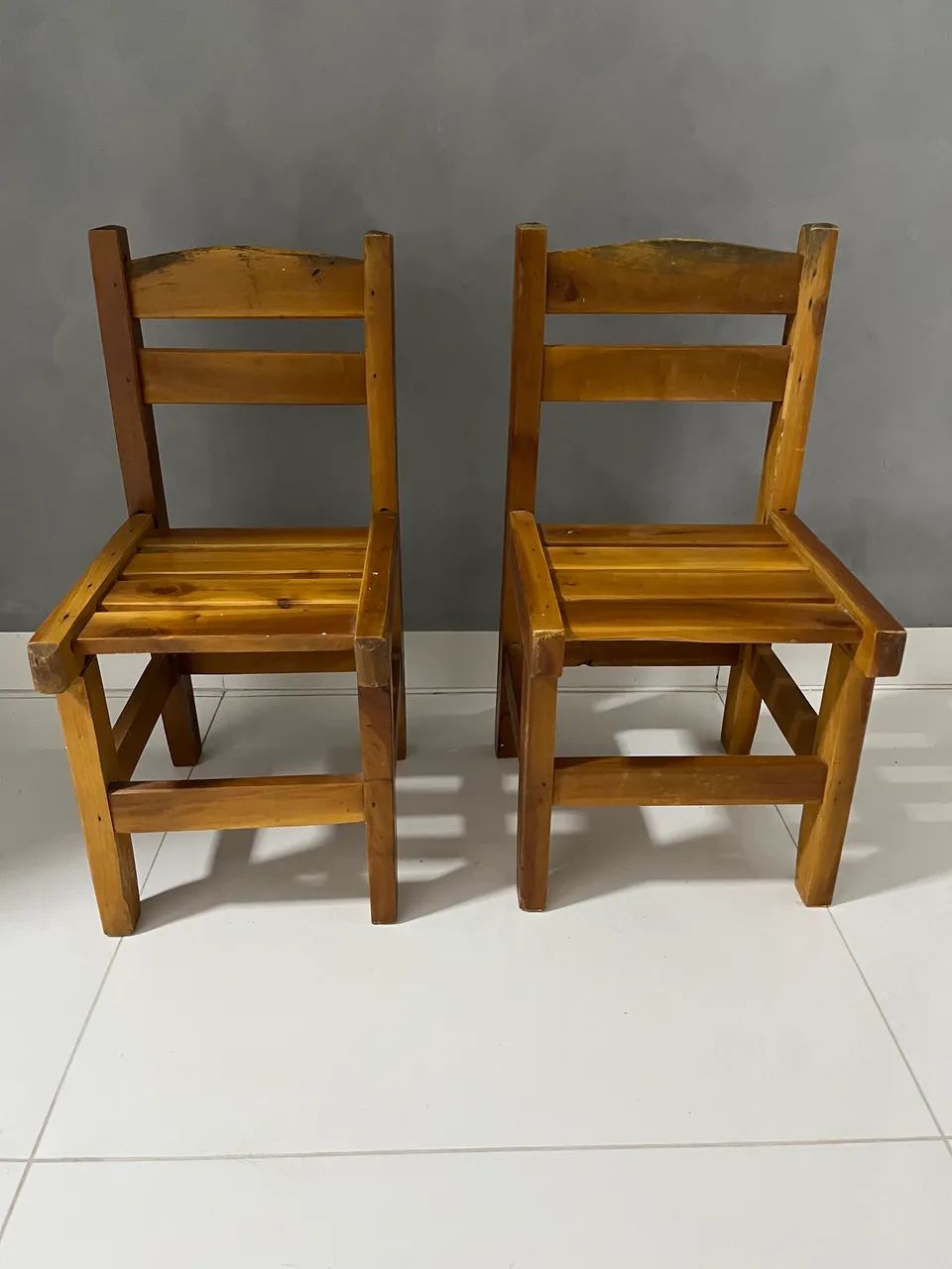 2 Cadeiras infantis de madeira