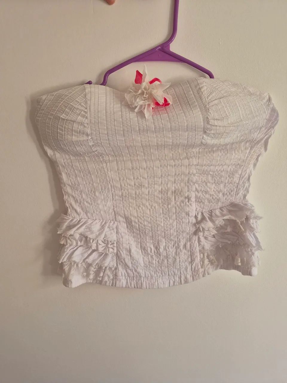 Top branco com detalhes e flor - Foto 3