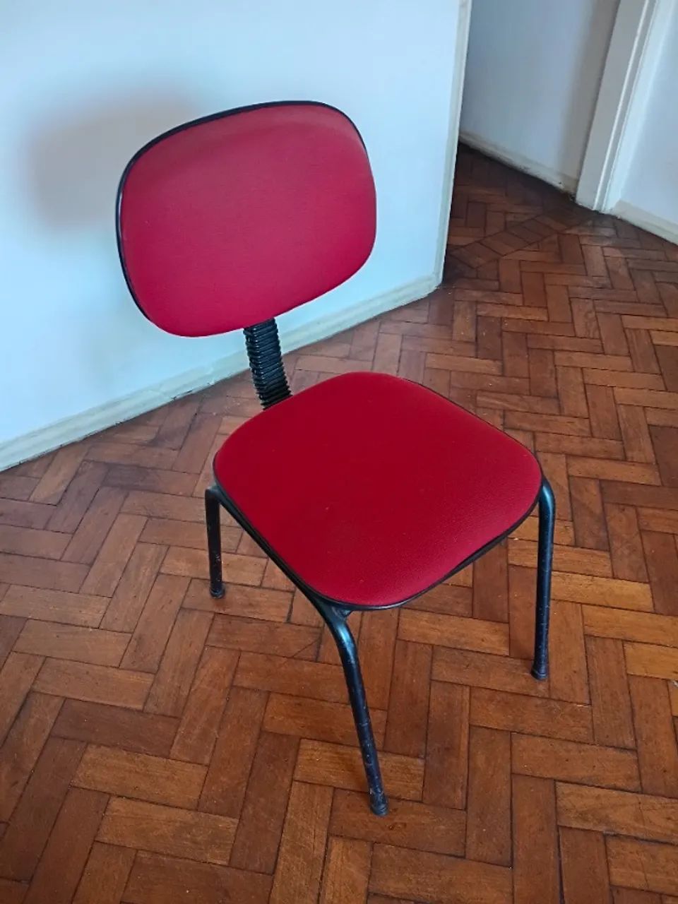 Cadeira escritório vermelha estofada com base fixa - Foto 2