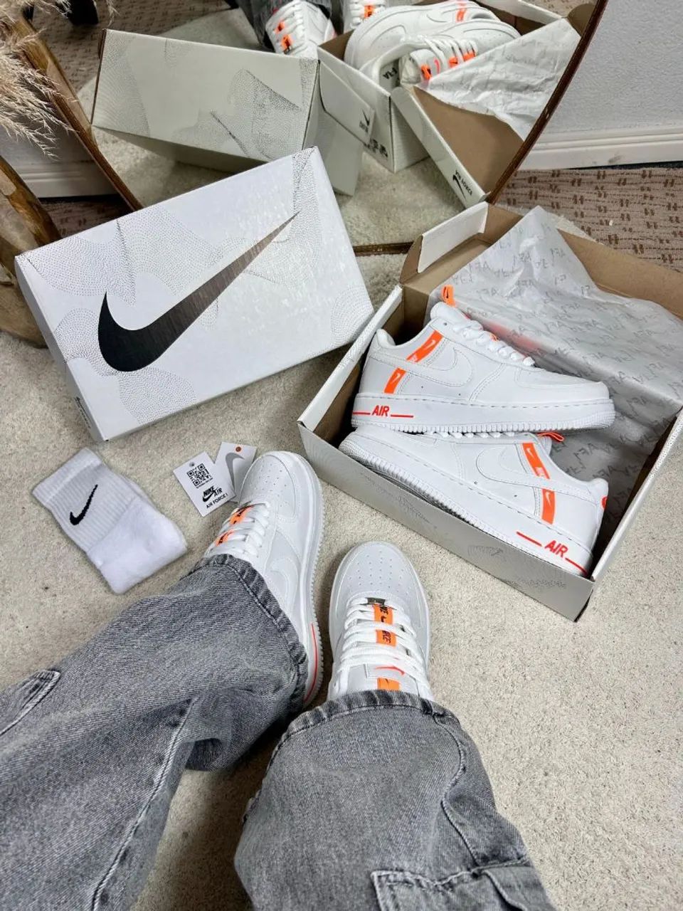 Nike Air Force 1 - Branco e Laranja - Foto 3
