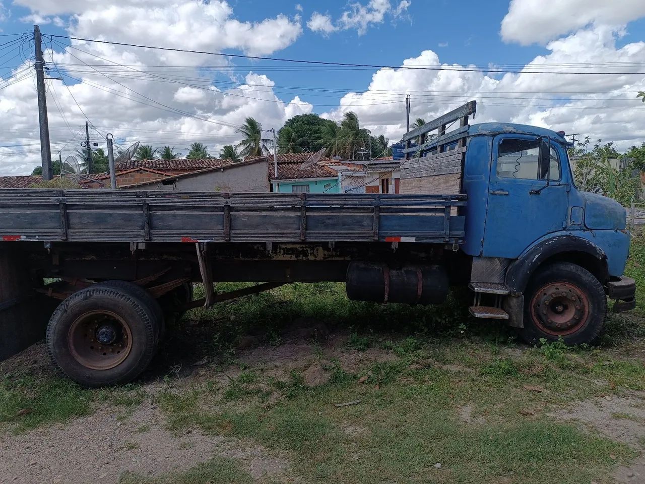 Caminhão toco vendo ou troco.