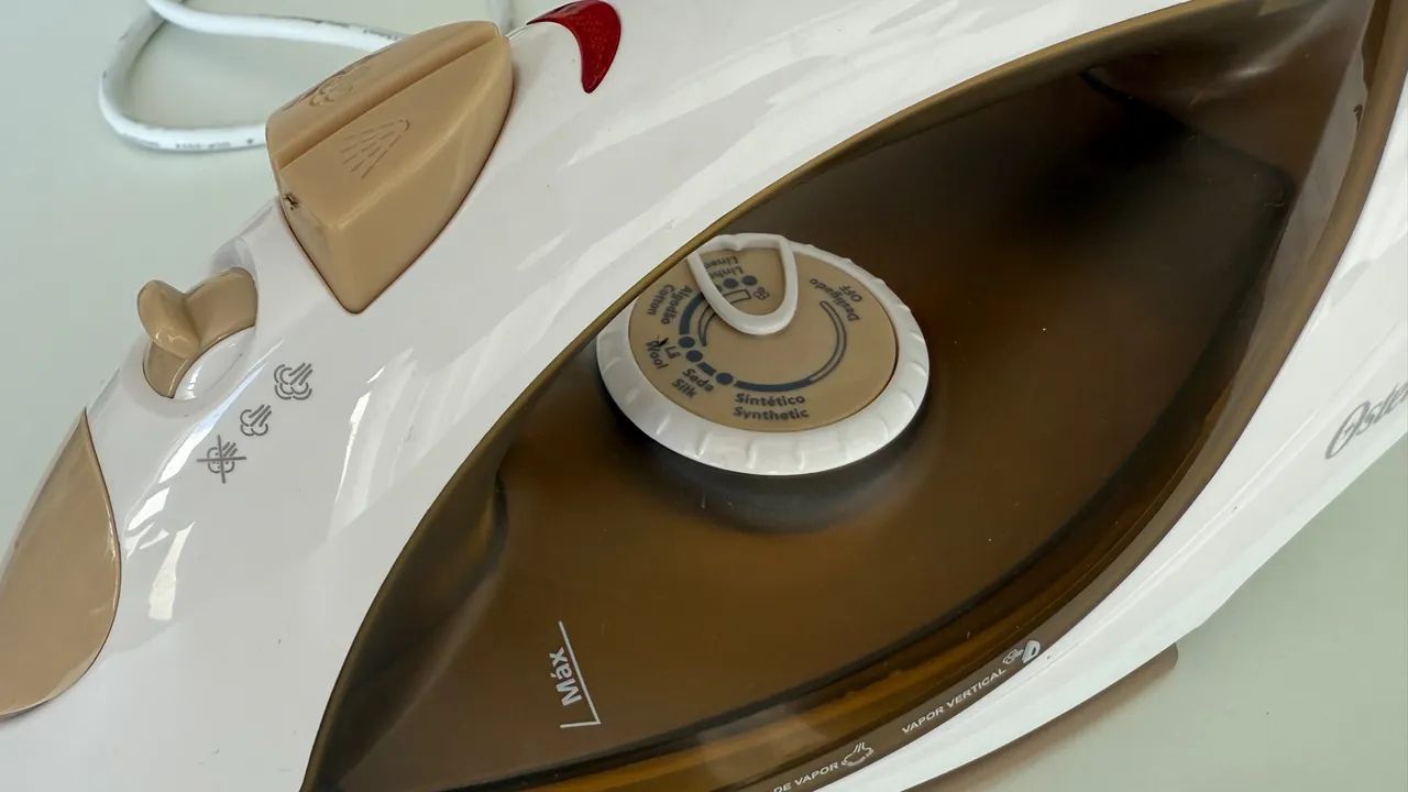 Ferro de Passar a Vapor Oster Antiaderente Novo - Foto 3