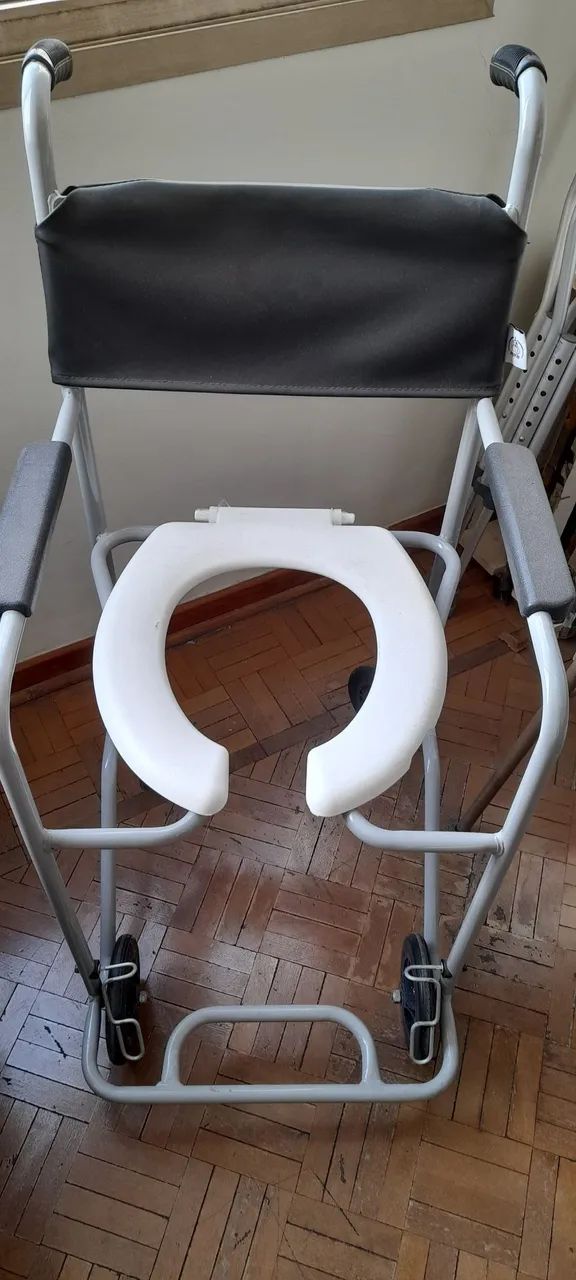 Cadeira de banho com rodas+ Andador + Muletas  - Foto 2